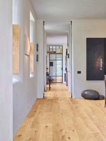 Lakiran hrastov rustik parket PROVENCE lak v prostoru