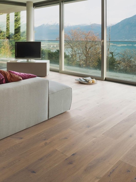 Sivo oljen hrastov rustik parket ROSSEL v prostoru