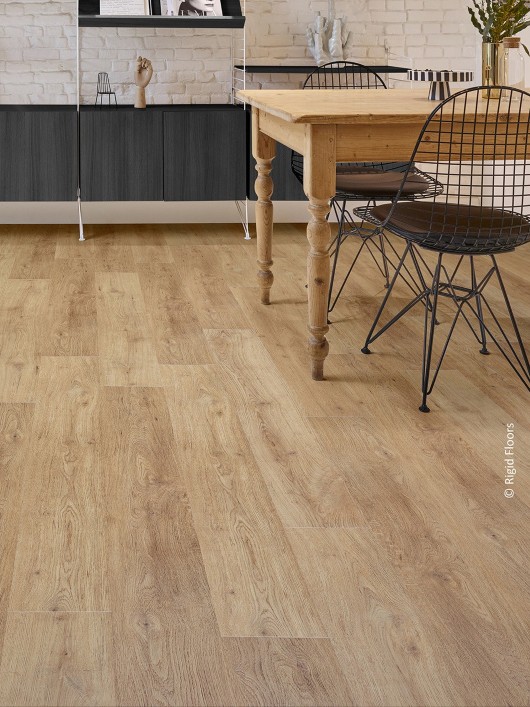 Vinil SPC klik natur hrast blagi rustik AREZZO v prostoru