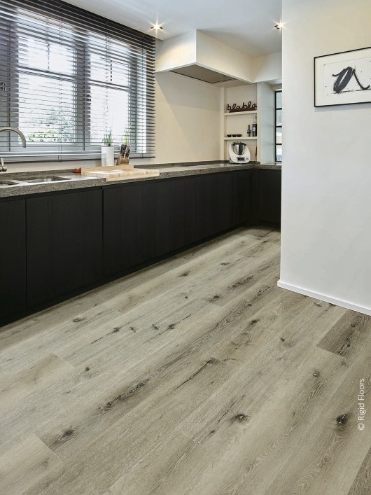 Vinil SPC klik rustikalni beljen hrast CORTESE v prostoru