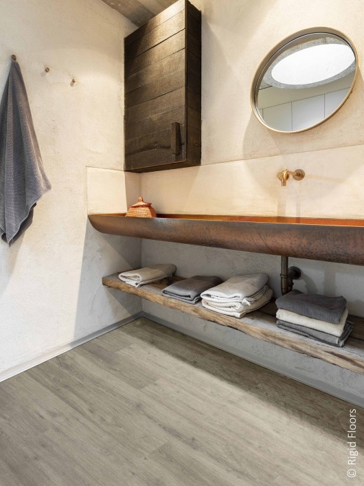 Vinil SPC klik sivkasti hrast LIMONCELLO v prostoru