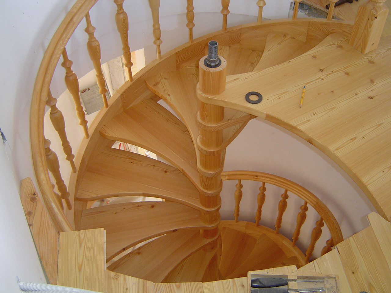 Samostojne spiralne lesene stopnice izdelane iz macesnovega lesa