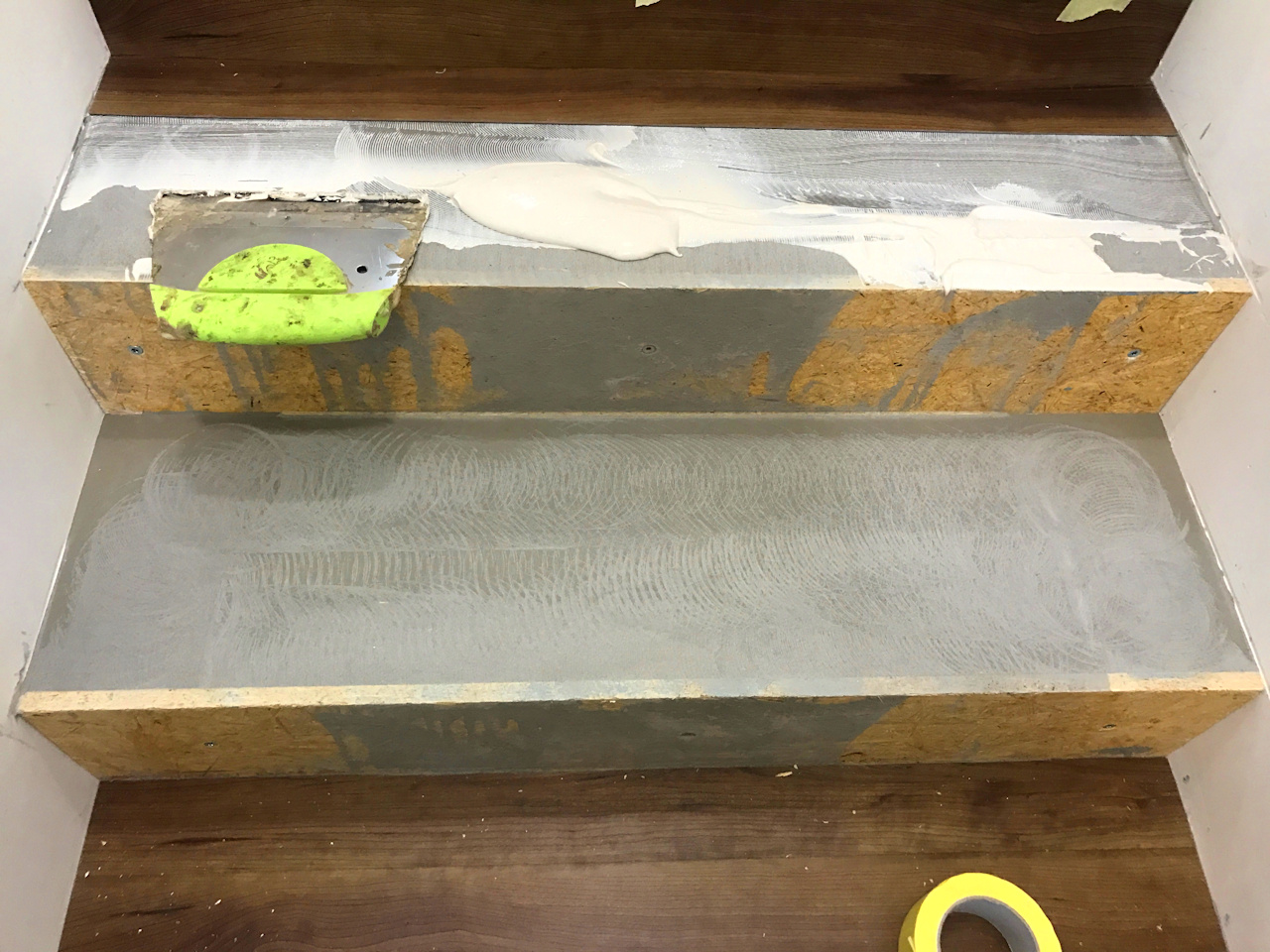 Betonske stopnice nivelirane z izravnalno maso. Na to stopnišče se lepi vinilna talna obloga